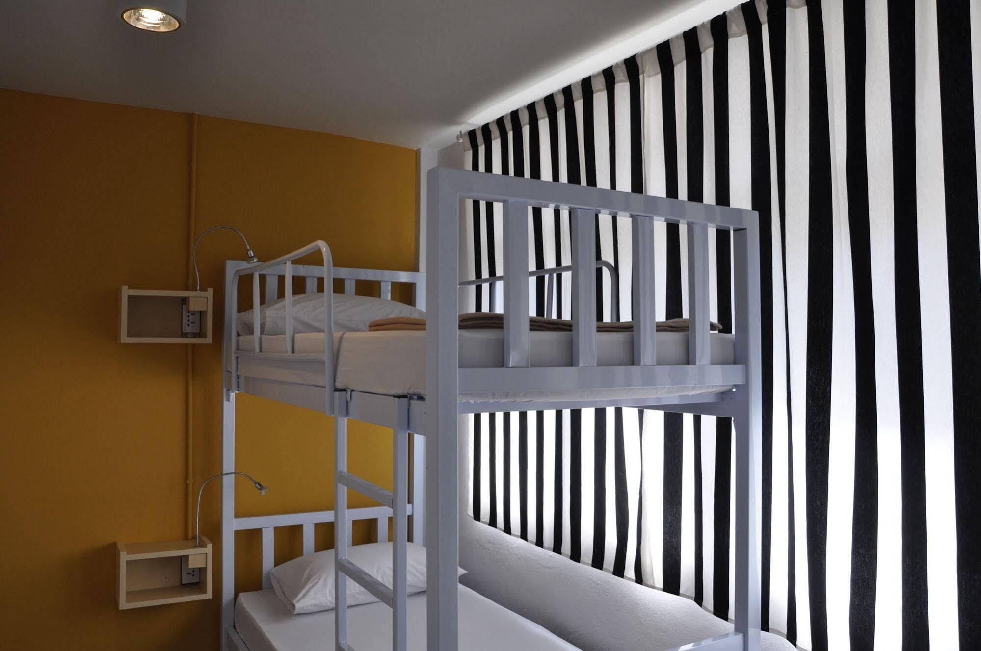 Cooper Hostel Банкок Екстериор снимка